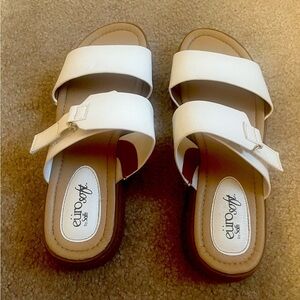 Eurosoft by Sofft Women's White Sandal 7.5 Wide